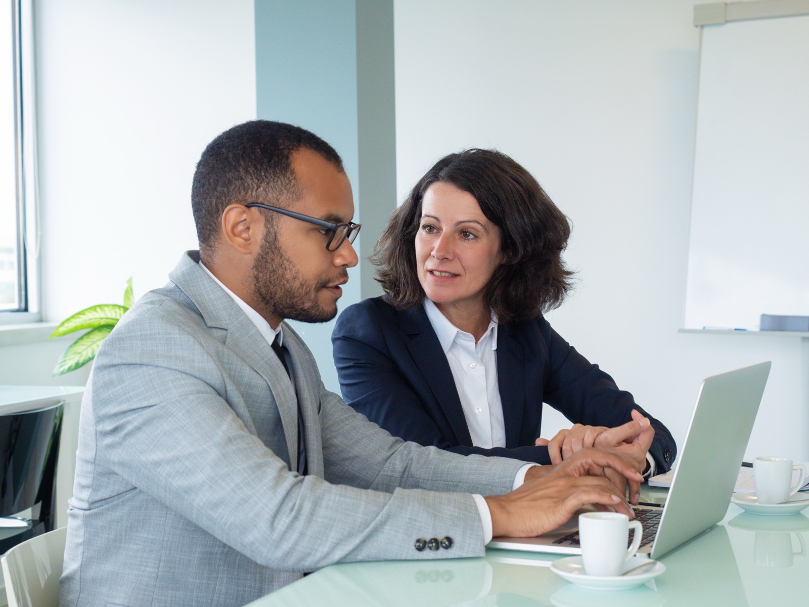 Maître d'apprentissage formant un alternant en comptabilité dans son entreprise