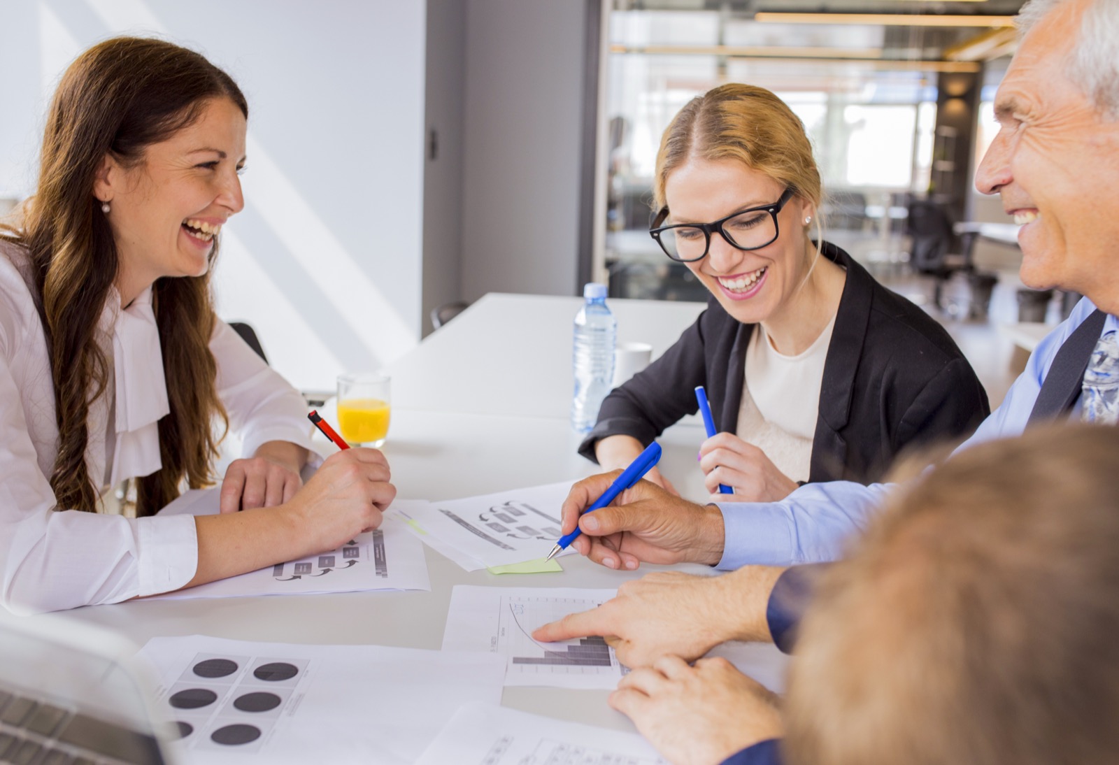 Métiers de la comptabilité : équipe de comptables échangeant sur un plan financier