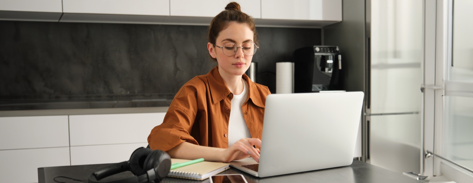 Reconversion en comptabilité : adulte suivant une formation comptable en ligne depuis chez lui